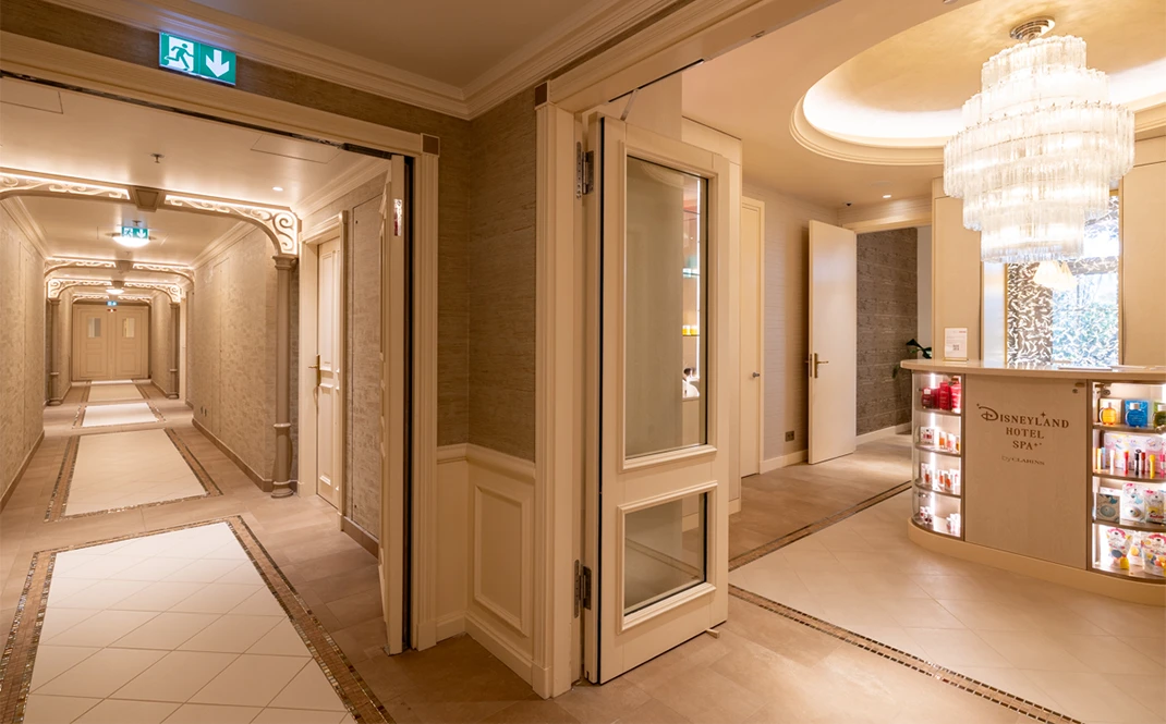 disneyland hotel spa clarins couloir acces cabines de soin spa